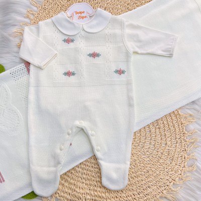  Saída de Maternidade Antônia- Off White com Rosê Manta Coração Dois Laços